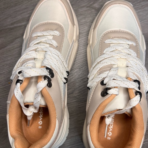 Women and men Victoria sneaker , brand new wore 1 time - Picture 3 of 3